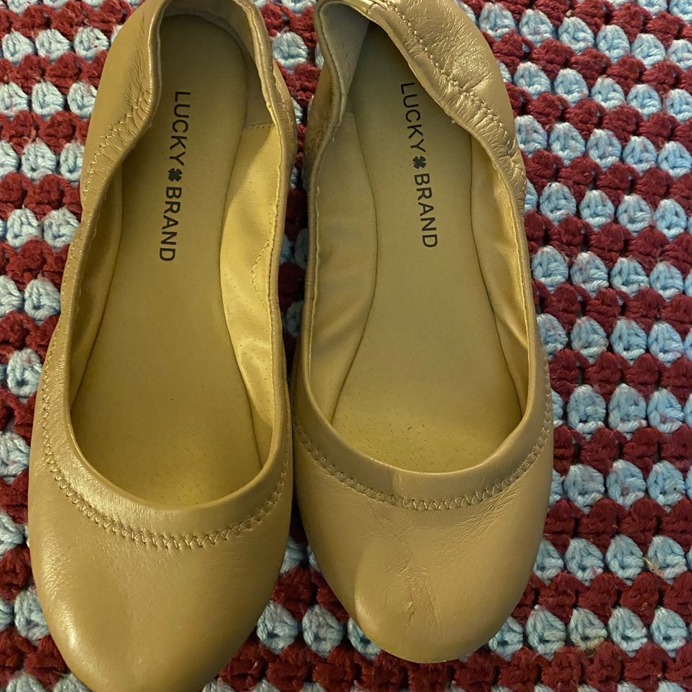 Size 6 Lucky Brand tan flats.